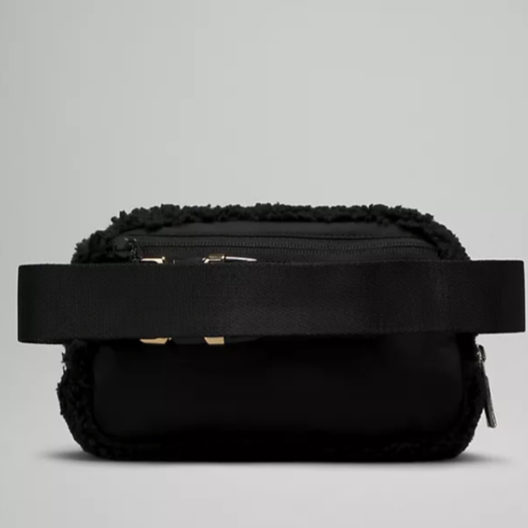 lululemon Everywhere Fleece Belt Bag 1L Fleece in Black/Gold - Picture 4 of 6
